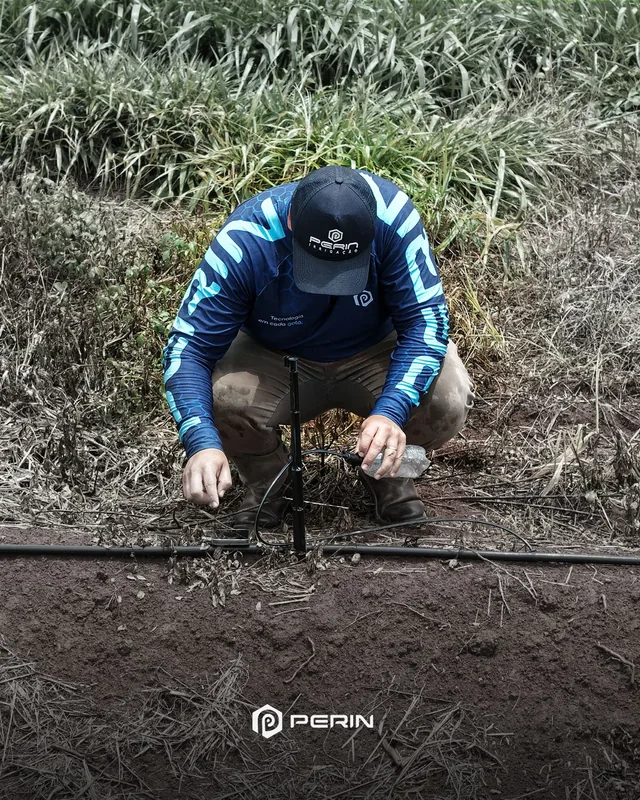 Pessoa com uniforme da Perin em uma propriedade agrícola